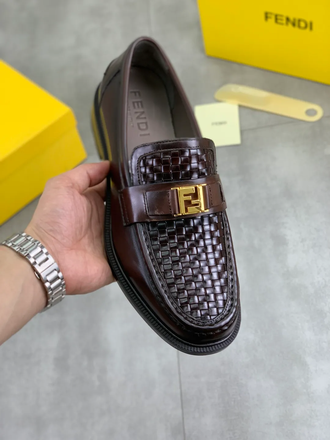 ​Men's shoes 💰P480💰[New model] Water dyed cowhide 🆘 The latest FENDI (Fendi) new casual leather shoes 🕶️🕶️Simple routing effect, showing an elegant and cool driving shoe 🎬Made of Italian 🇮🇹 imported calfskin + first-layer water-dyed cowhide lining🐂Excellent material🎬Detailed workmanship 🤗Comfortable foot feel➰➰. ​Pair it with any outfit to show your taste and temperament, low-key luxury ♻️Design ​simple and elegant ​noble and fashionable 🍃​Very loved and favored by trendy men 💓❤️Size: 38-44 2⃣️colors available